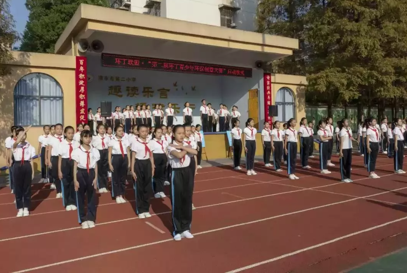 想操小女人的逼高清"第二届环丁青少年环保创意大赛首先在津市市第二小学拉开帷幕"